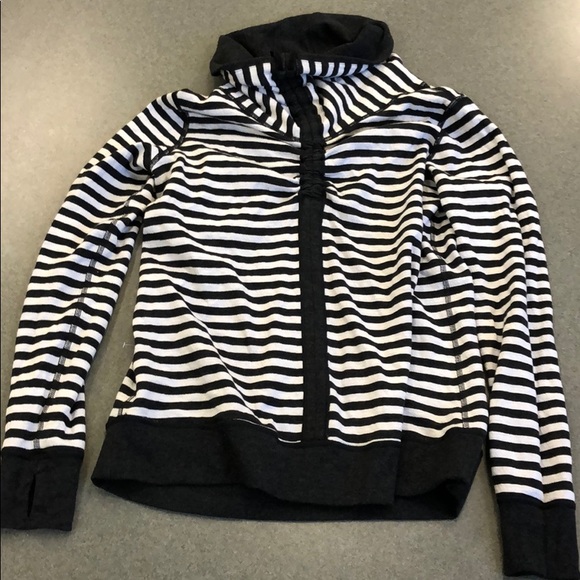 lululemon athletica Tops - NWT Lululemon In A Cinch LS Tee Sweatshirt, Size 8 lululemon athletica Tops - NWT Lululemon In A Cinch LS Tee Sweatshirt, Size 8
